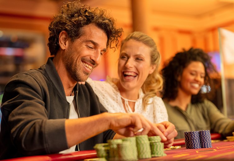 La cena e il casinò combinano il cibo delizioso del Ristorante Olivo e il divertimento del gioco d'azzardo al Grand Casinò di Lucerna.