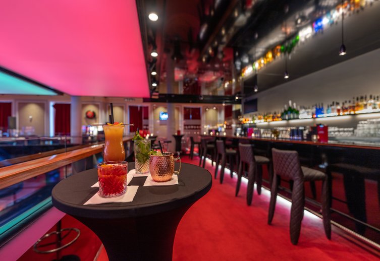 Cocktails sowie köstliches Essen an den Bars im Grand Casino Luzern